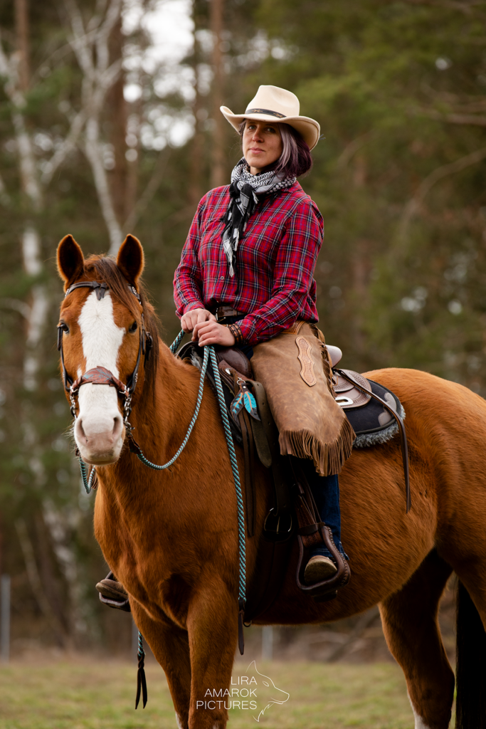 Stephanie Richter auf einem braunen Painthorse, fotografiert von LiraAmarokPictures