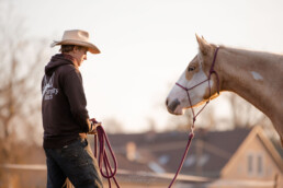 Cowboy mit Pferd bei der Bodenarbeit, fotografiert von LiraAmarokPictures