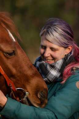 Pferd und Stephanie Richter am kuscheln