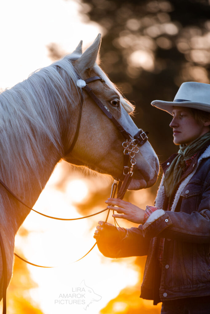 Pferd und Cowboy im Gegenlicht, fotografiert von LiraAmarokPictures