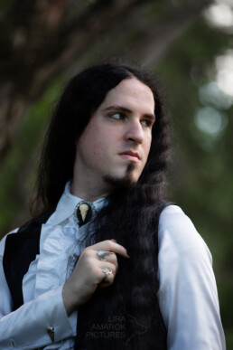 Portrait eines gotisches Mannes mit langen Haaren im weißen Hemd, fotografiert von LiraAmarokPictures