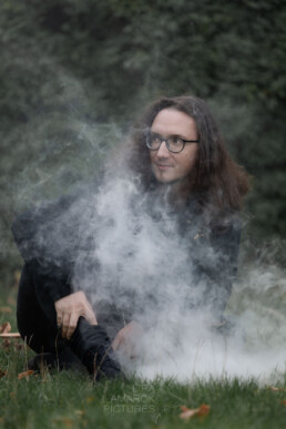 Sitzende Person in Rauch, fotografiert von LiraAmarokPictures