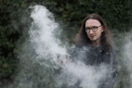 Person mit einer Räucherschale, aus der viel Rauch aufsteigt, fotografiert von LiraAmarokPictures