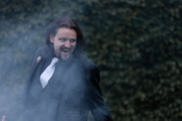 Ein Vampir, der aus dem Nebel kommt und knurrt, fotografiert von LiraAmarokPictures