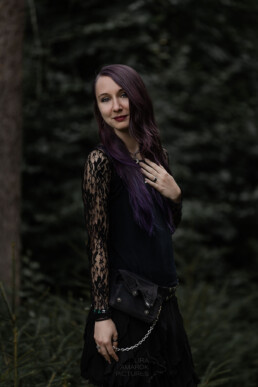Bild einer Person mit lila Haaren, weiblich, fotografiert von LiraAmarokPictures