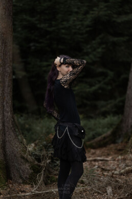 Bild einer weiblichen Preson im Wald, fotografiert von LiraAmarokPictures