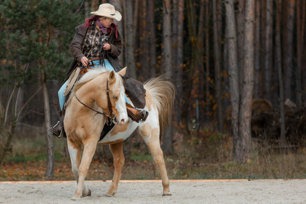 Beige Painthorsestute mit Stephanie Richter bei einer Wendung reitend, fotografiert von LiraAmarokPictures