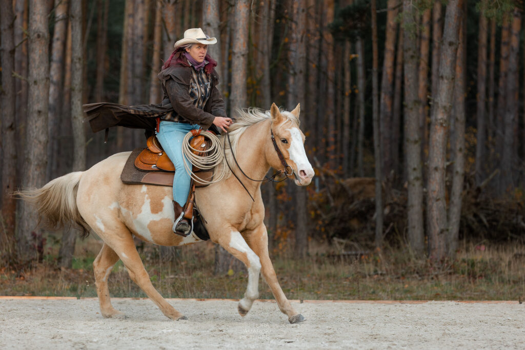 Beige Painthorsestute mit Stephanie Richter beim galoppieren, fotografiert von LiraAmarokPictures