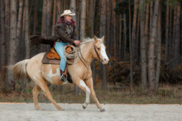 Beige Painthorsestute mit Stephanie Richter beim galoppieren, fotografiert von LiraAmarokPictures