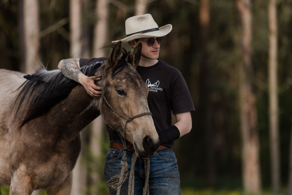 Pferd und Besitzer stehen beisammen und blicken in die Ferne