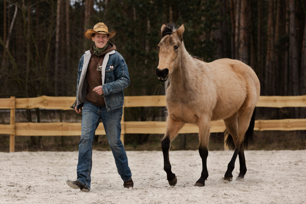 Pferd und Besitzer spielen zusammen und joggen