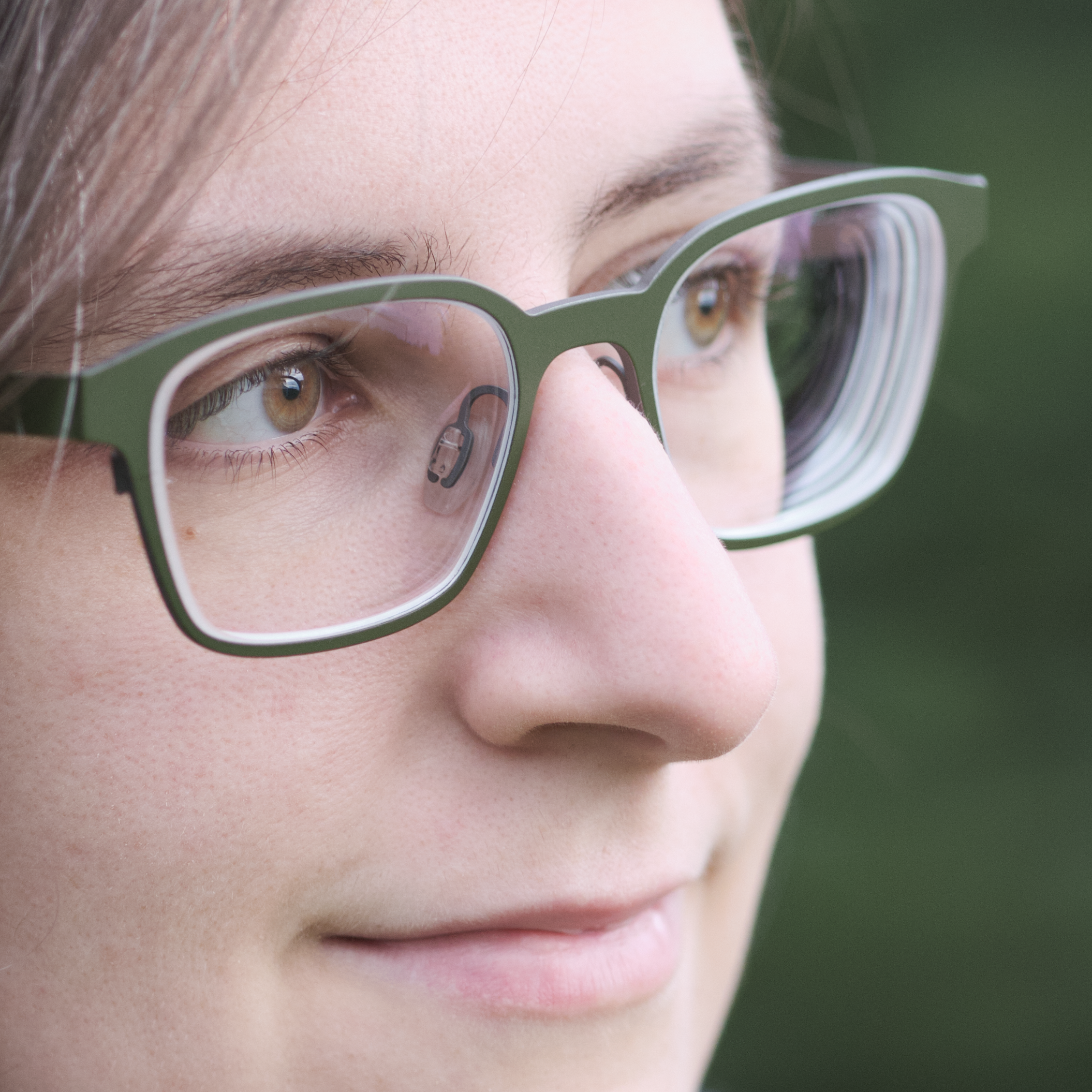 Portrait einer Frau im Close-up mit grüner Brille