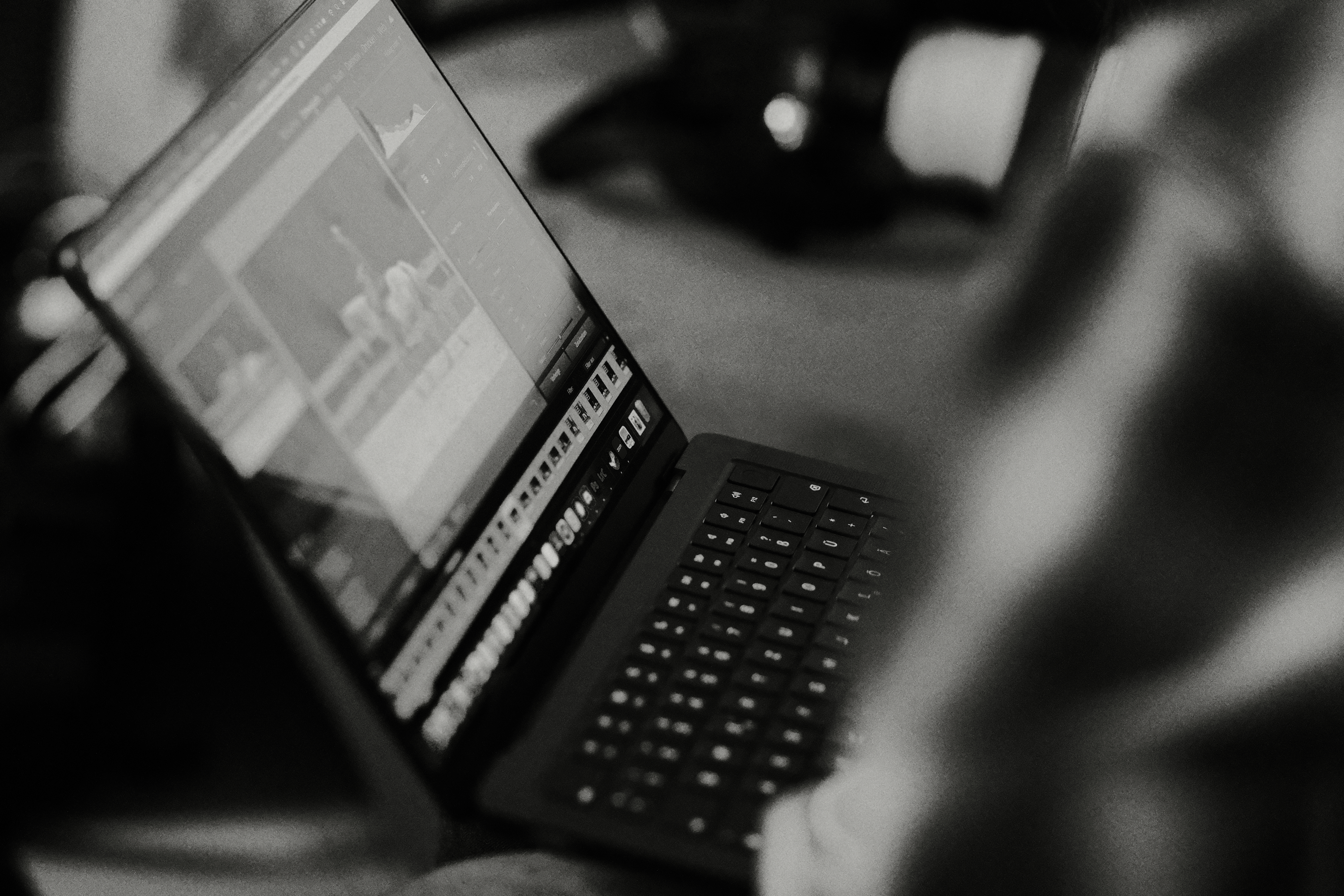 Bildbearbeitung Ein Computer in schwarz-weiß auf dem gerade Lightroom offen ist