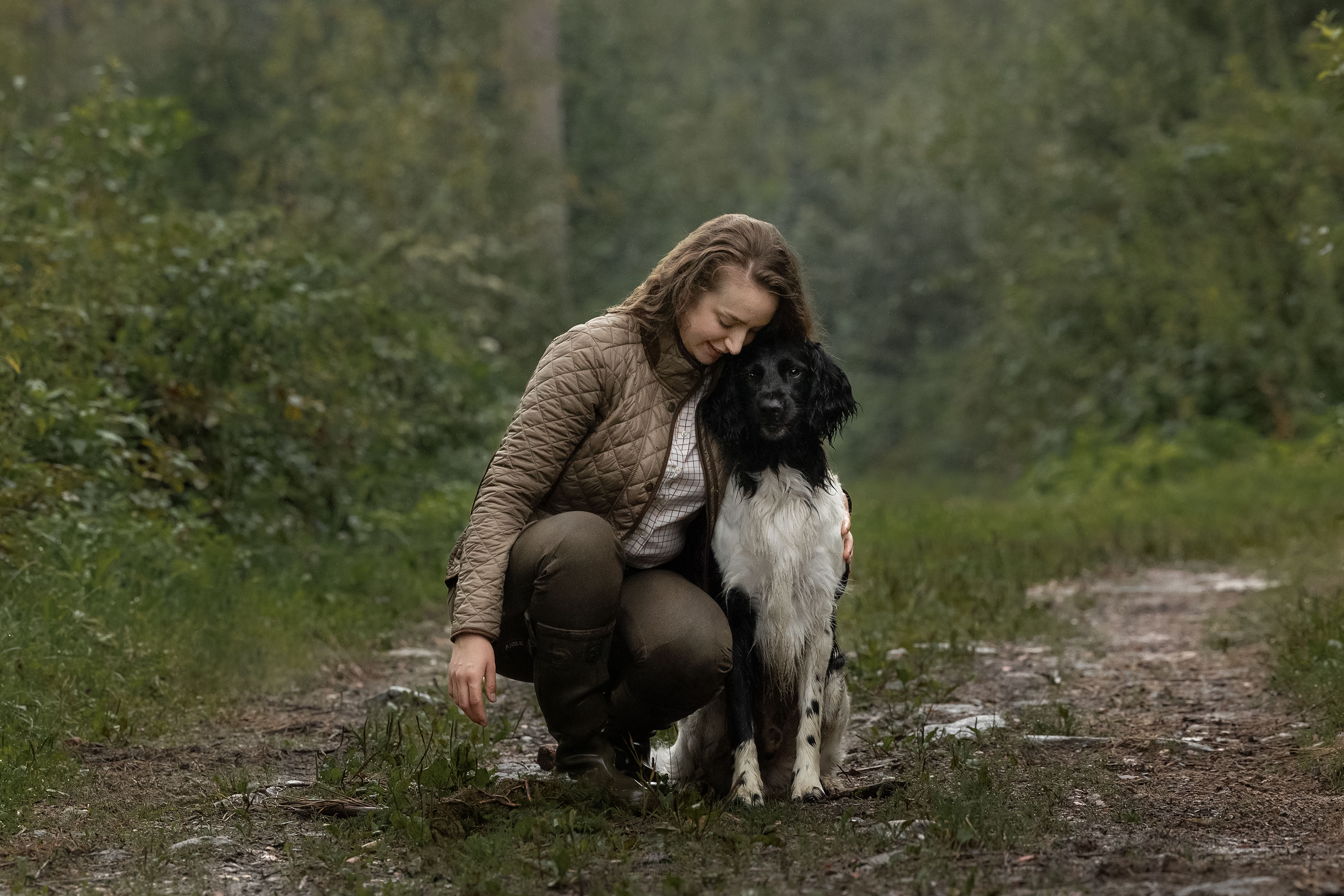 In vertrauter Zweisamkeit kuscheln die Hundeführerin und ihr Großer Münsterländer