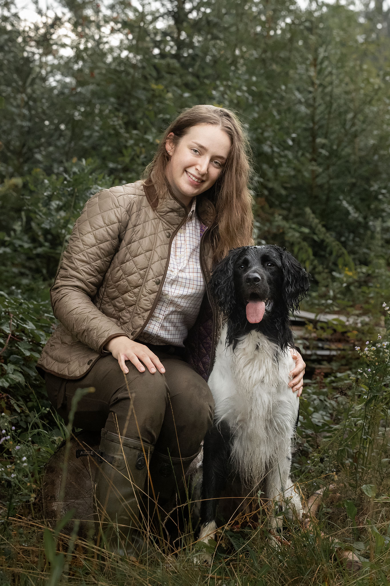 Hundeführerin und ihr Hund beisammen sitzend
