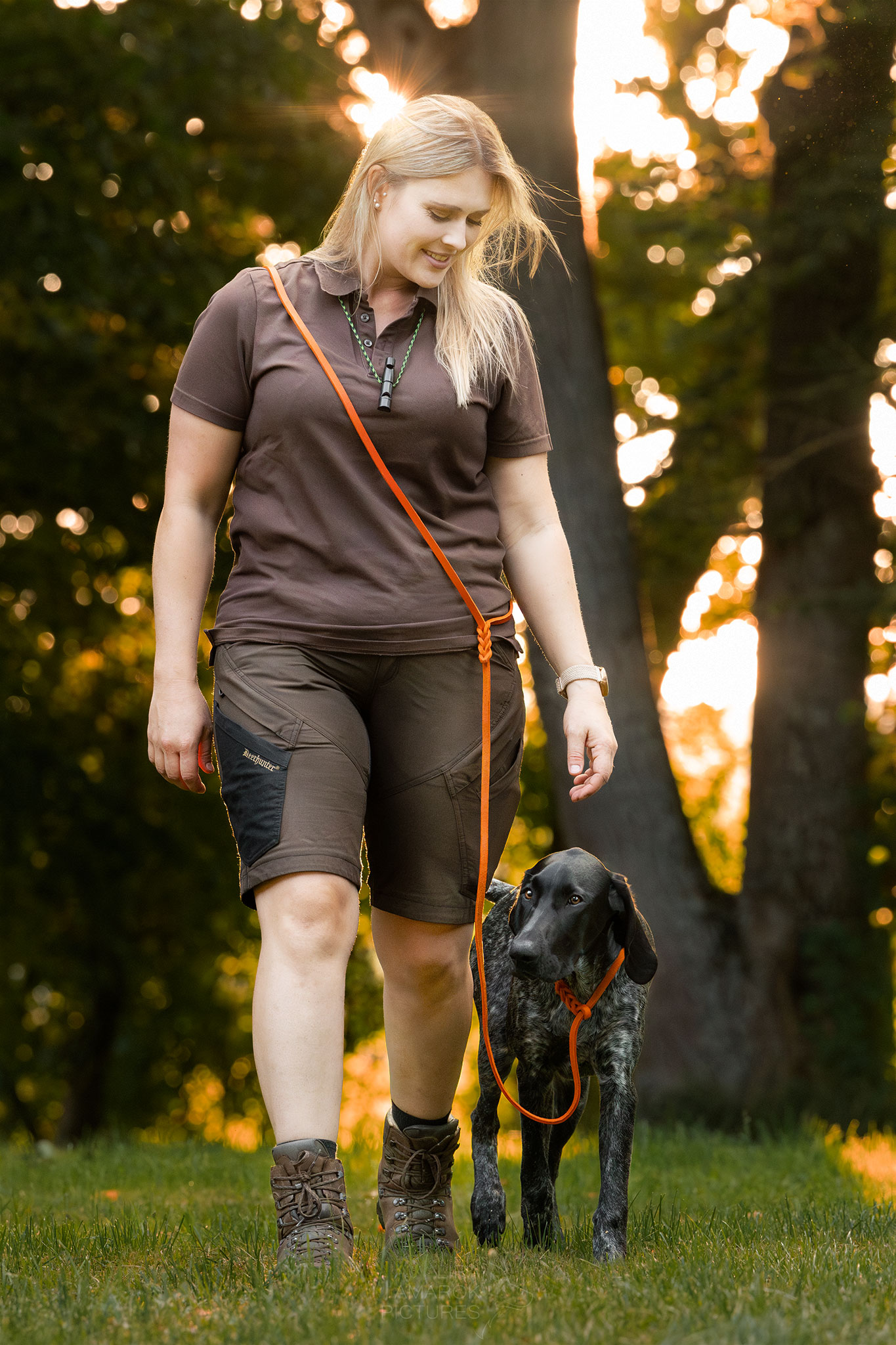 Ein junger Deutsch Kurzhaar mit seiner Hundeführerin bei Fuß