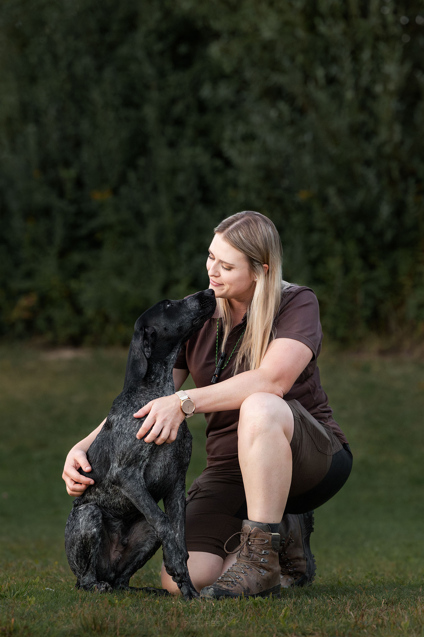 Hundeführerin und ihr Jagdhund zusammen