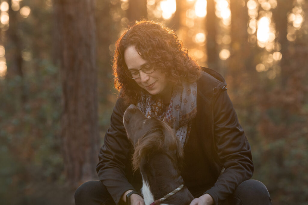 Hund und Halterin im Sonnenuntergang