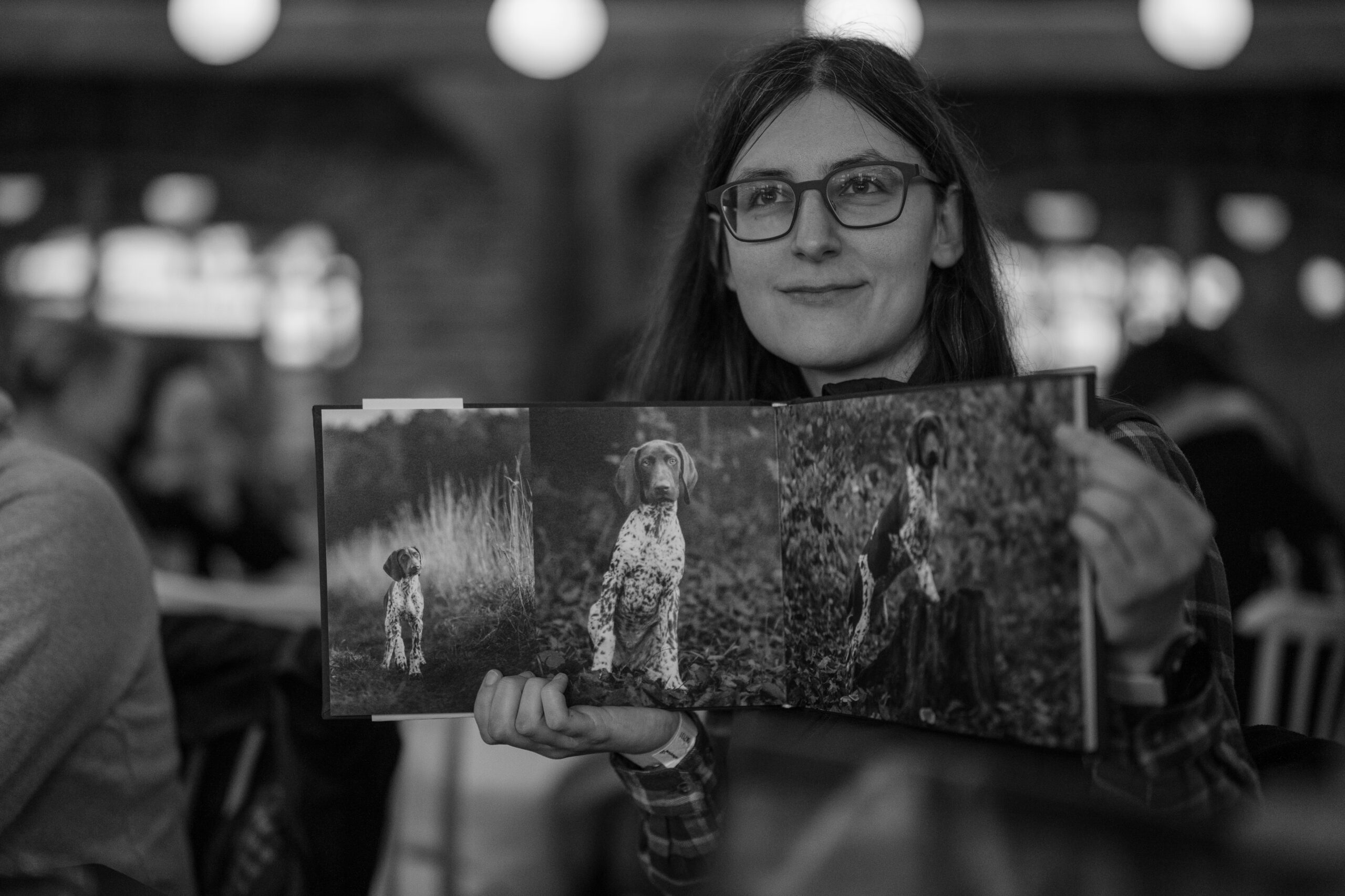 Lira mit Portfolio Lira mit einem Portfoliobuch in der Hand